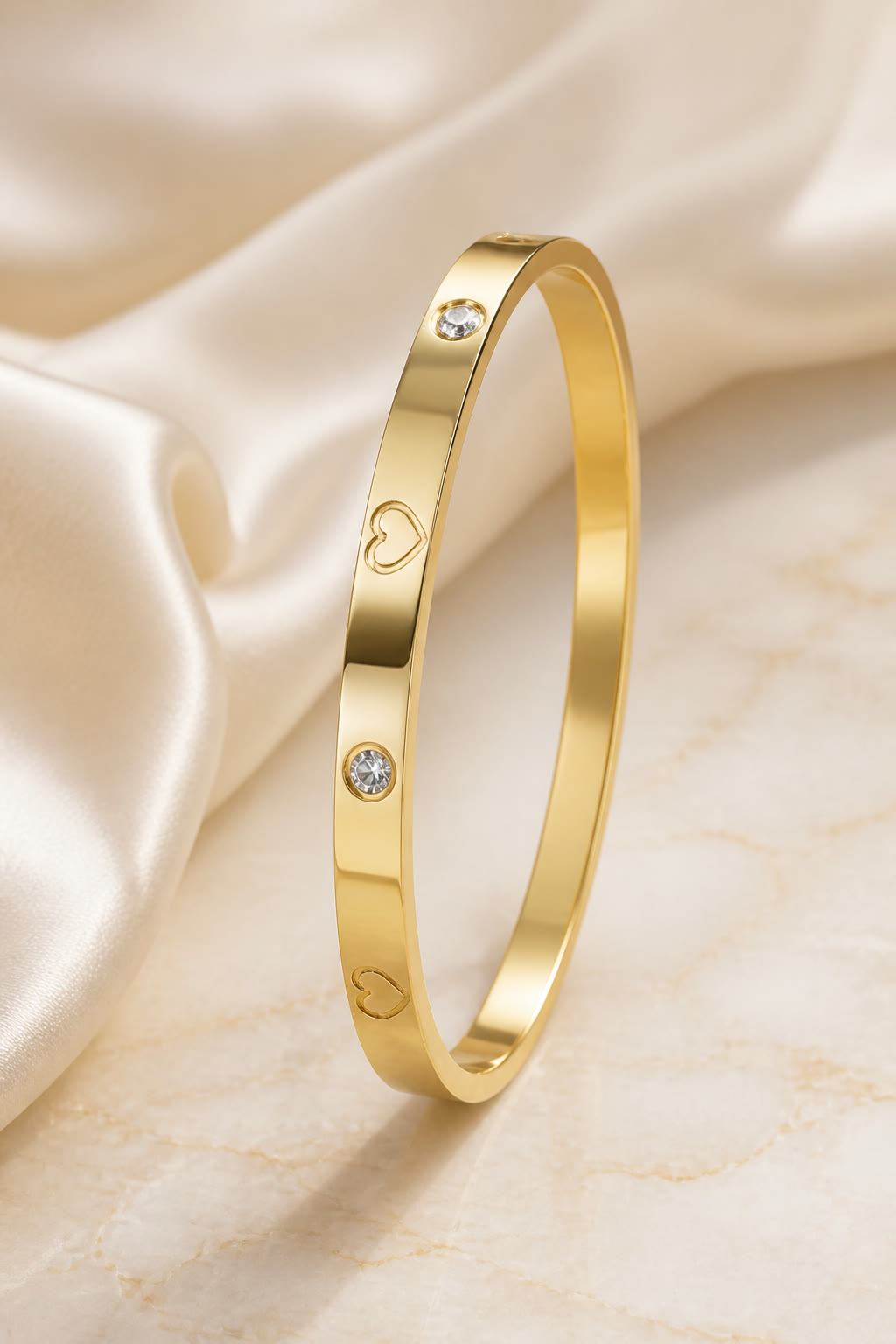Yellow-gold heart motif crystal bangle